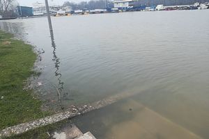 (KURIR TV) ZABRANJEN ULAZAK MOTORNIH VOZILA: Uvedena vanredna odbrana od poplava kod Kule Nebojša