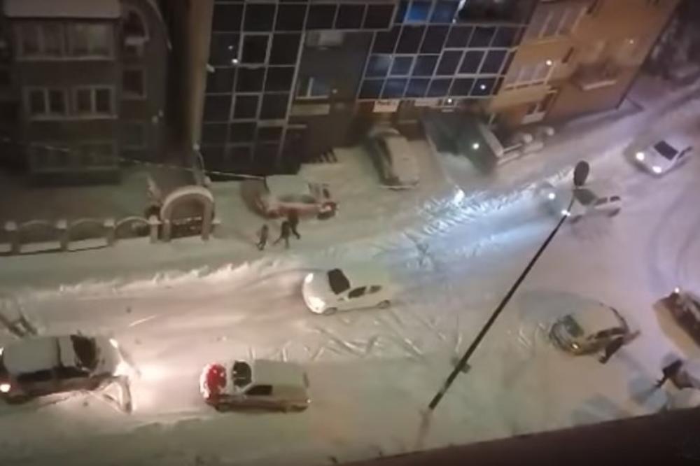 (VIDEO) POTPUNI HAOS NA ULICAMA SARAJEVA: Pogledajte kako se vozači snalaze na snegu