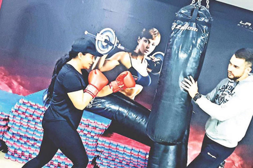 STOJA UČI DA SE BIJE: Folkerka naporno trenira boks