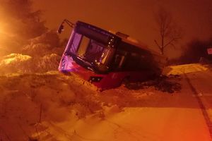 PUTARI GDE STE: Autobus na liniji 408 ostao zaglavljen u snegu na Kragujevačkom putu u Ripnju