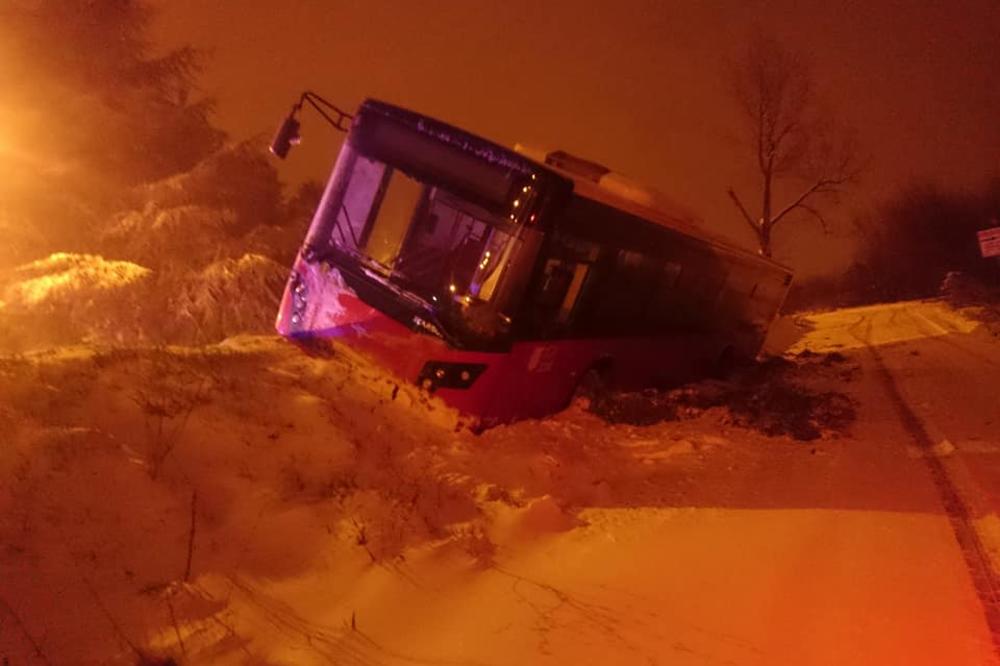 PUTARI GDE STE: Autobus na liniji 408 ostao zaglavljen u snegu na Kragujevačkom putu u Ripnju