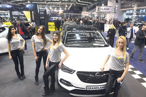 SAJAMSKI UDARI MUNJE: Opel na Salon dovezao kroslend X, nadmoćnog osvajača titule Najbolja kupovina!