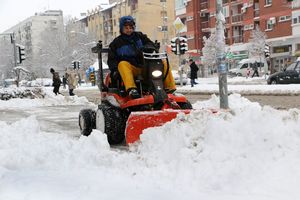 (FOTO) NOVI SAD POD SNEGOM: Radi sva mehanizacija Zimske službe, saobraćaj dobro funkcioniše