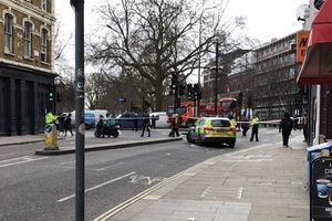 (FOTO) UZBUNA U LONDONU: Ispred tržnog centra sumnjivo vozilo, policija na licu mesta