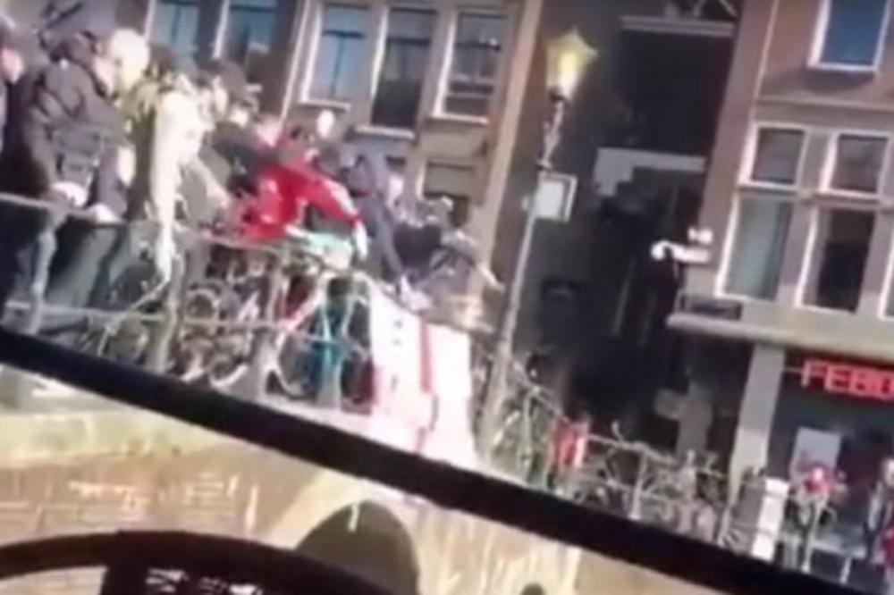 (VIDEO) ENGLEZI DIVLJALI AMSTERDAMOM: Huligani maltretirali starije gospođe, pa bacili bicikl u kanal