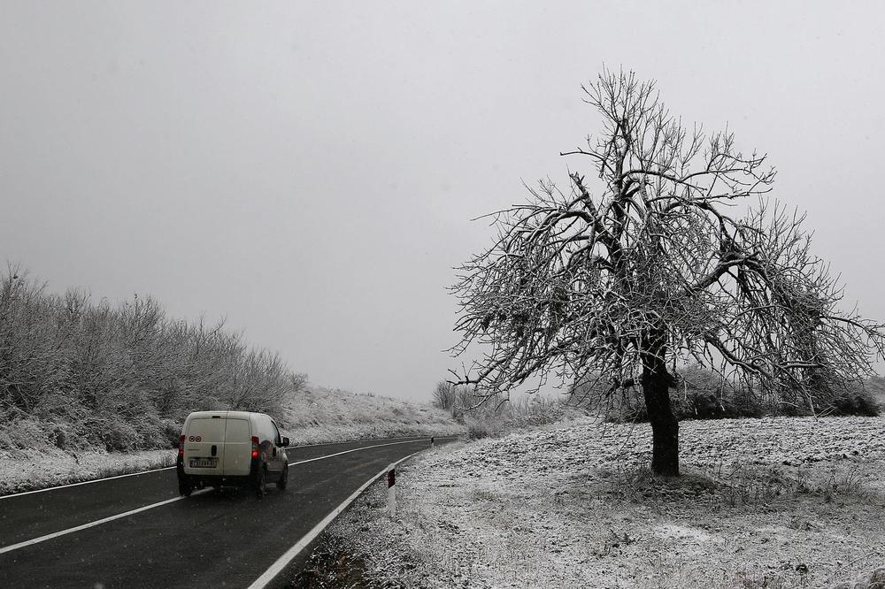 VOZAČI OPREZ, VEČERAS ZIMSKI USLOVI VOŽNJE U SRBIJI: Sneg na putevima, u planinskim predelima i do 10 centimetara