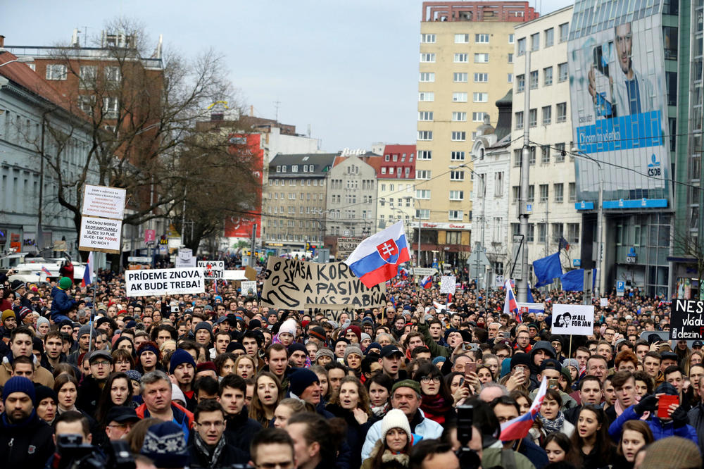 (FOTO) NI NOVA VLADA NIJE UMIRILA SLOVAKE: Narod ponovo izašao na ulice, traže izbore!