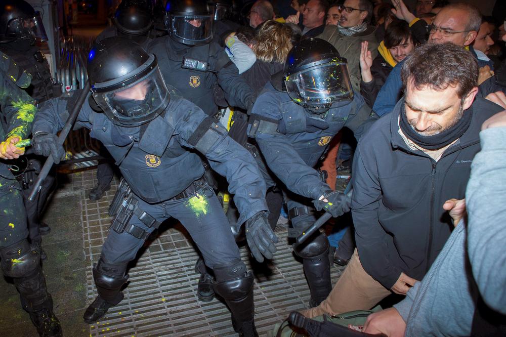 (FOTO, VIDEO) HAOS U KATALONIJI POSLE PODIZANJA OPTUŽNICA: Sukobi policije i demonstranata, više od 20 povređenih!