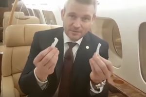 (VIDEO) ŠOK! SVI SU MISLILI DA JE U PITANJU BELI PRAH: Premijer Slovačke otkrio šta mu je to ispalo iz džepa! POKAZAO KESICU!
