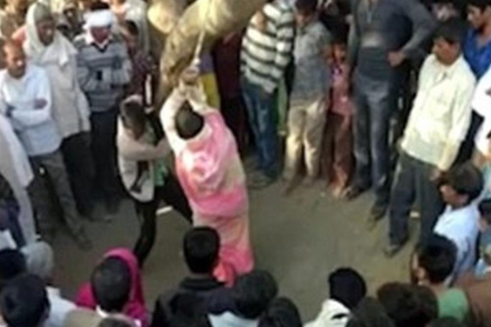 (UZNEMIRUJUĆI VIDEO) HOROR U INDIJI: Muž je 100 puta bičem udario pred celim selom, a kada se onesvestila od bola, okupljena masa pokušala da je siluje!