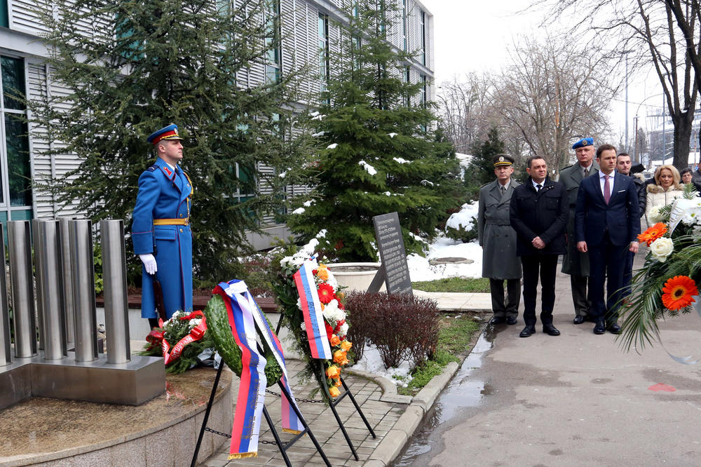 POLOŽENI VENCI POVODOM GODIŠNJICE Mali: Beograd ne zaboravlja nevine žrtve NATO bombardovanja