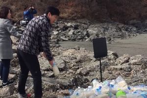 (VIDEO) HILJADE BOCA PLOVE KA SEVERNOJ KOREJI: Aktivisti iz Seula su ih napunili pirinčem , ali sadrže i mnogo važniju poruku