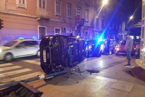 (FOTO) NEVEROVATNA NESREĆA U RIJECI: Audi srušio semafor, pa završio na boku