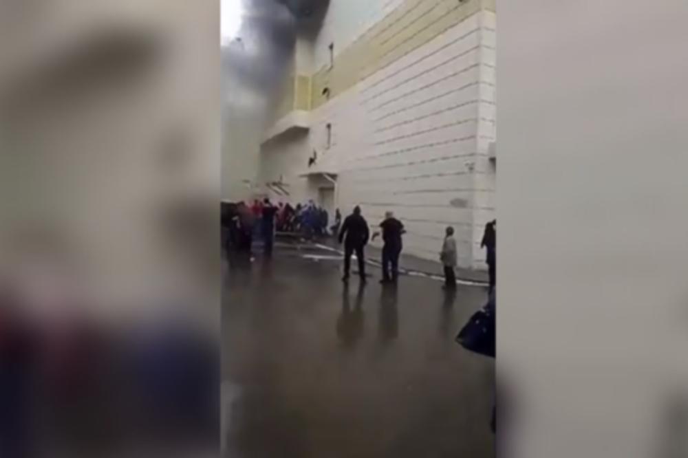 (UZNEMIRUJUĆI VIDEO) BEŽEĆI OD POŽARA NIJE IMAO IZBOR:  Sa trećeg sprata zapaljenog tržnog centra jedini izlaz je bio skok kroz prozor