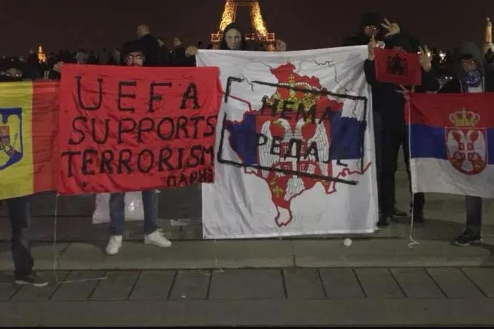 (VIDEO) NEMA PREDAJE: Srbi u Parizu sa dva transparenta prekinuli utakmicu tzv Kosova