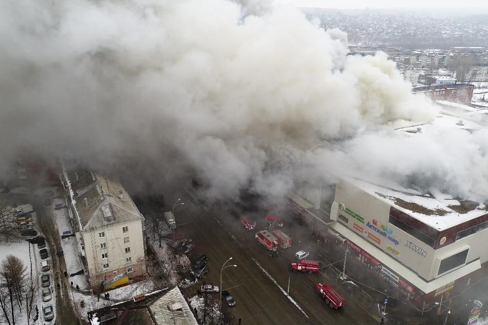 (VIDEO) TRAGEDIJA U RUSIJI: 64 poginulo u požaru u tržnom centru! Izgorelo čak 22 dece!