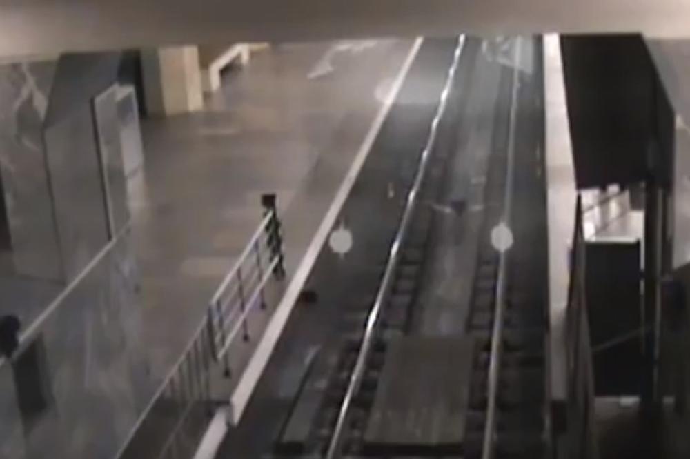 (VIDEO) JEZIVI SNIMAK KOJI LEDI KRV U VENAMA: Kamere snimile voz DUH kako pristaje na stanicu!
