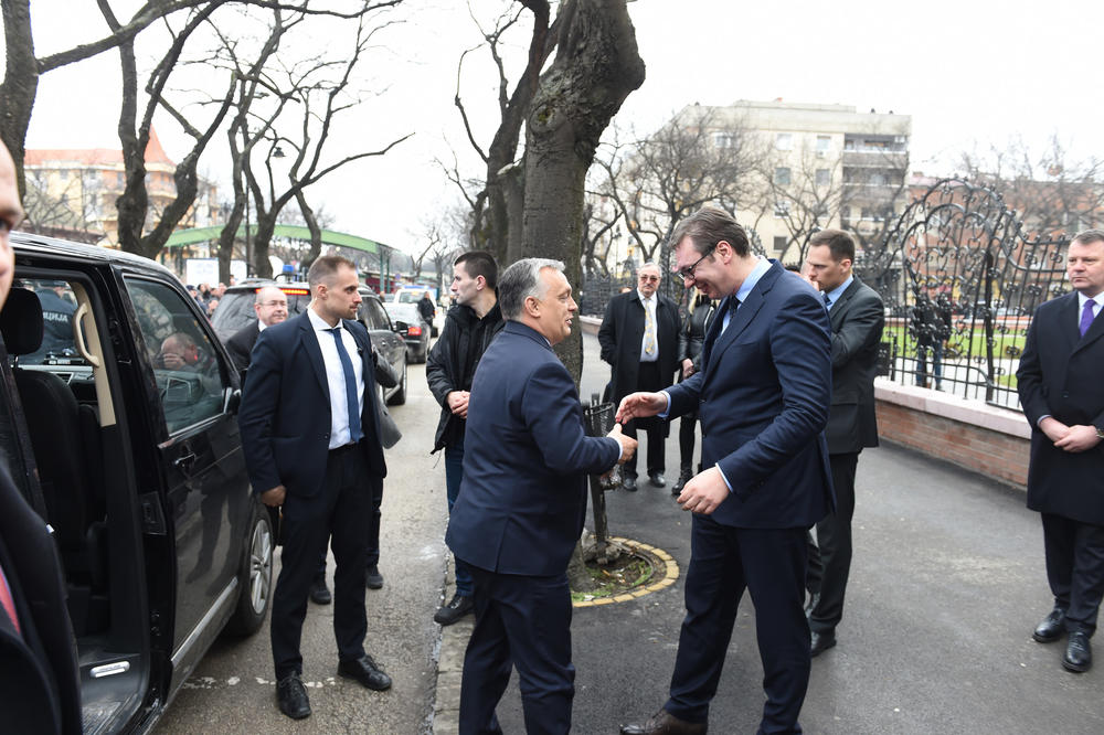 (FOTO) SVEČANOST U SUBOTICI: Vučić sa Orbanom na otvaranju sinagoge, okupljeni građani pozdravili dvojicu zvaničnika