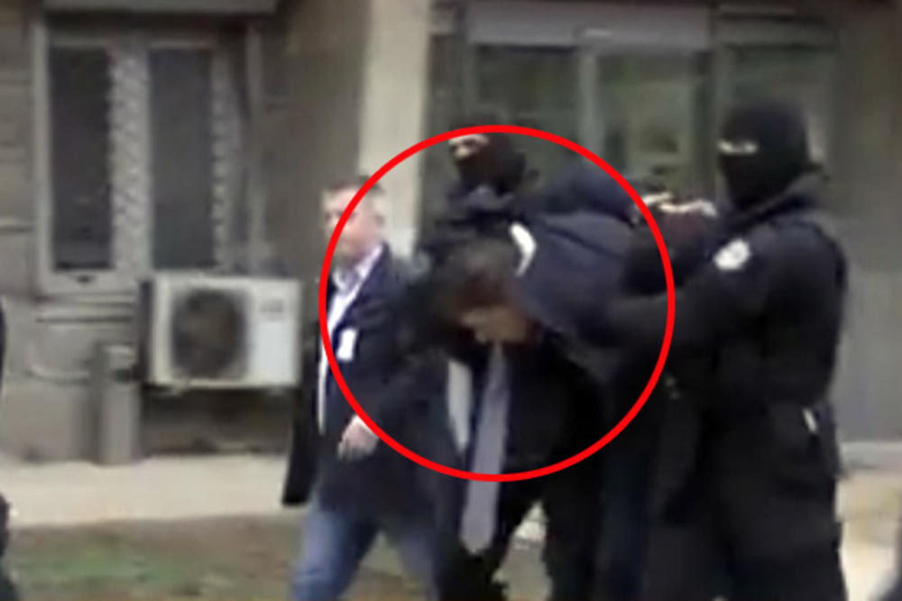 (VIDEO) ĐURIĆA VODE KO NAJGOREG KRIMINALCA! Pogledajte kako specijalci ROSU vode Đurića u policijsku stanicu u centru Prištine!