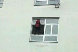 DA TI SE KRV SLEDI U ŽILAMA: Ovako čistačica u Brčkom pere školske prozore!