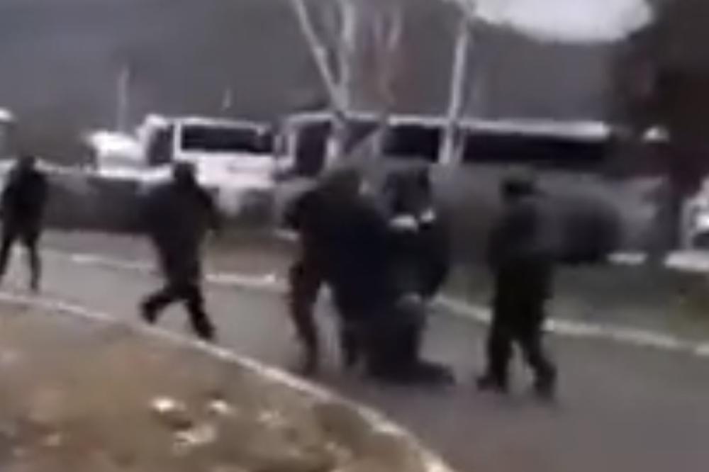 (VIDEO) NOVI SNIMAK BRUTALNOG IŽIVLJAVANJA: Đurića naoružani specijalci vukli na kolenima po ulici!