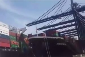 (VIDEO) KRŠ I LOM NA MORU: Sudar brodova usred luke!