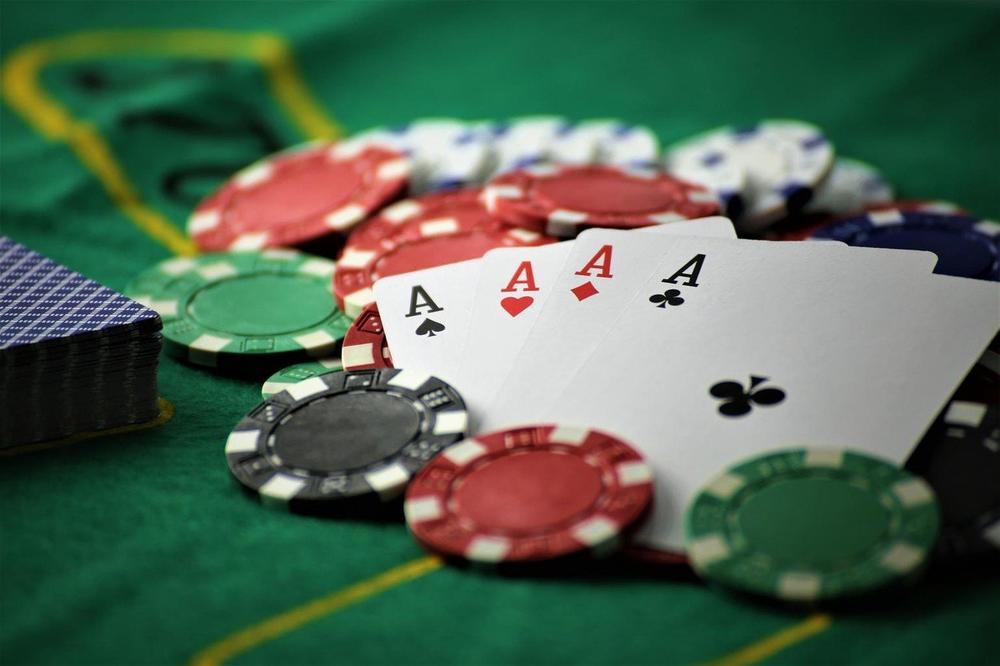 OTKRIVENA NELEGALNA KLADIONICA U RUMI: Policija oduzela poker aparate i sportske liste za klađenje