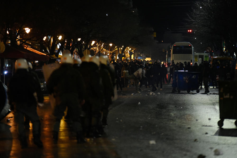 OPET HAOS U GRČKOJ: Navijači se sukobili sa policijom u Pireju
