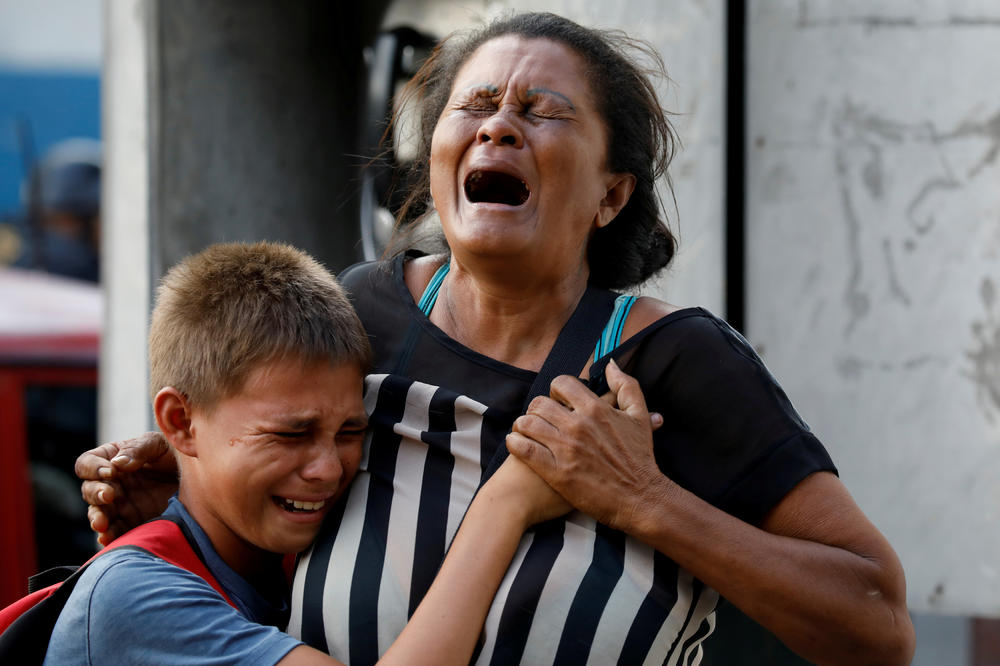 (FOTO) ZAPALILI DUŠEKE DA POBEGNU, NASTAO HAOS: U požaru u venecuelanskom zatvoru poginulo 68, među njima i žene i deca koji su bili u poseti!