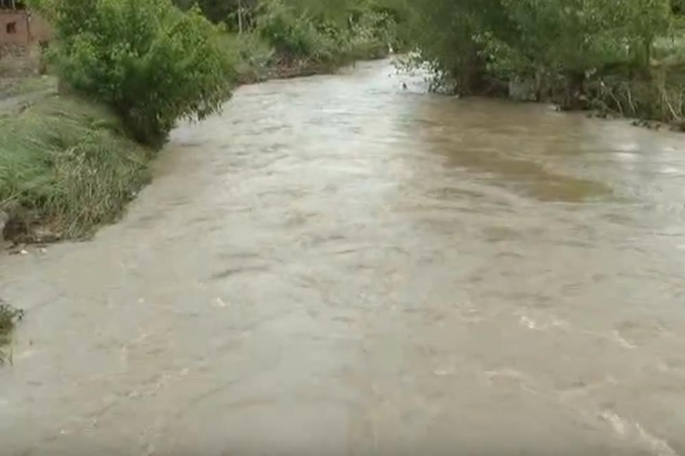 VODA SE POVUKLA S PUTA: Južna Morava kod Đunisa u padu, na snazi redovna odbrana od poplava