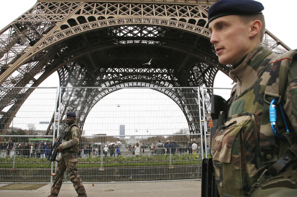 ZALETEO SE AUTOMOBILOM U VOJNIKE: Francuska policija uhapsila napadača!