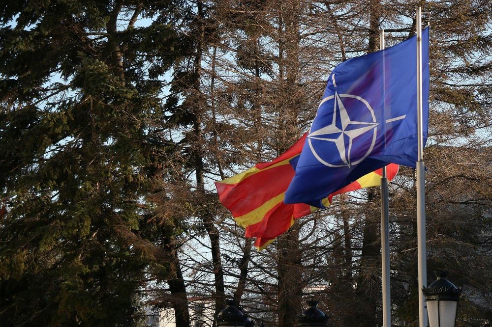 ZASTAVA NATO DANAS, NOVO IME ZA 7 DANA: Ceremonija pred zgradom makedonske vlade