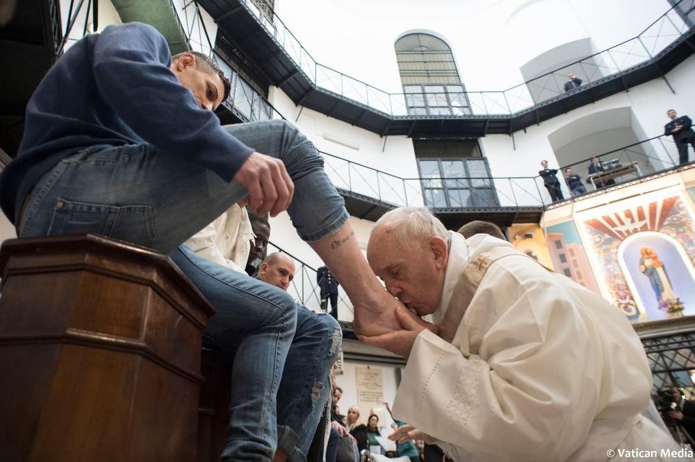 (FOTO) PREMA TRADICIJI: Papa služio misu u zatvoru i prao noge robijašima