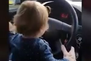 (VIDEO) SNIMAK KOJI JE ŠOKIRAO SRBIJU: Otac dao detetu volan da VOZI nasred auto-puta i sve vreme SE SMEJE!