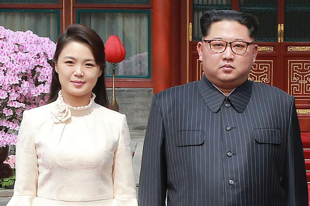 (VIDEO) EVO KO JE KIMOVA ŽENA: Ne zna se ni koliko godina tačno ima, a morala je da pohađa specijalni kurs da bi se udala za lidera Severne Koreje!