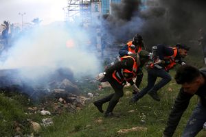 (FOTO, VIDEO) HAOS U GAZI U SLIKAMA: Lete kamenice i zapaljive bombe u sukobu Palestinaca i Izraelaca, najmanje 12 mrtvih, 1.000 ranjenih!