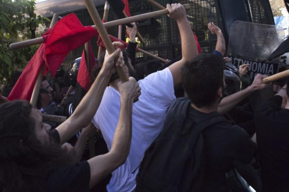 (FOTO) SUZAVAC I PENDRECI NA ULICAMA ATINE: Policija se brutalno obrušila na proteste studenata