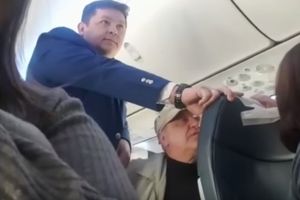 (VIDEO) PIJANI RUS MALTRETIRAO SVE U AVIONU: Pravio neviđeni haos sve dok se nije pojavio jedan od putnika