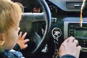 IDIOTIZAM: Otac stavio dete da vozi! Mogao ga je ubiti!