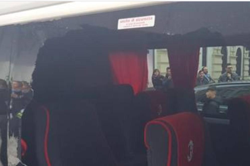 (FOTO) NEMIRI U ITALIJI PRED DERBI: Kamenovan autobus Milana pred meč sa Juventusom! U Torinu veoma napeto!