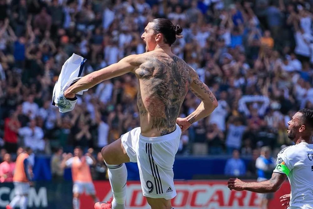 (VIDEO) DEČKO, SPUSTI SE NA ZEMLJU: Ibrahimović u svom stilu prokomentarisao Ronaldov gol