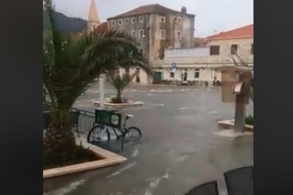 (VIDEO) METEOROLOŠKI CUNAMI POGODIO HVAR: More potopilo Stari Grad, ulazilo u kafiće i nosilo stolove i stolice!