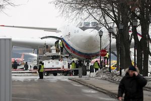 (VIDEO) STIGLI KUĆI: Prvi avion sa proteranim diplomatama sleteo u Moskvu