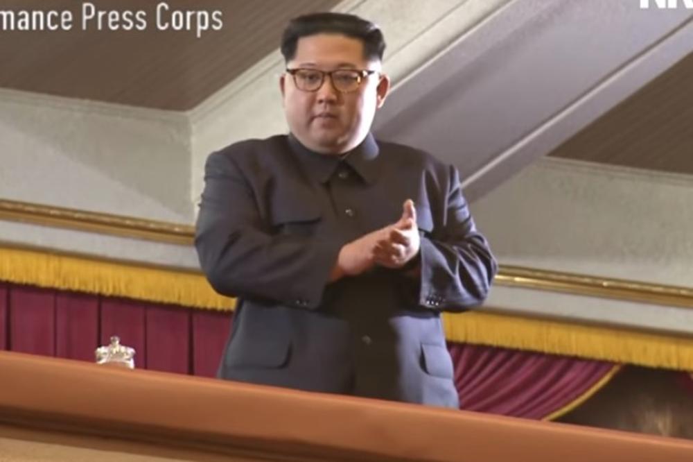 (FOTO, VIDEO) OVAKO IZGLEDA KAD KIMA POGODI PESMA: Evo kako se lider Severne Koreje veseli uz muziku!