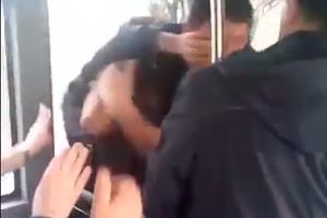 (VIDEO) ŠOKANTAN PRIZOR U GRADSKOM PREVOZU: Čovek napao mladića u autobusu, pa ga izveo napolje i krvnički tukao