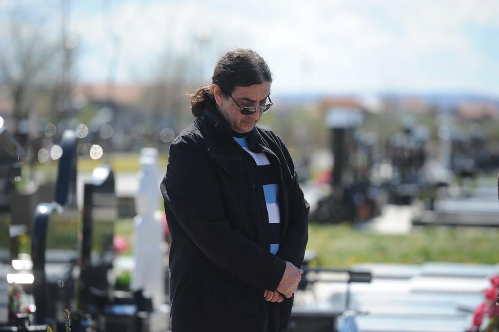 SVEKAR SVIREPO UBIJENE PEVAČICE: Jana je posetila mamin grob na Dan žena i donela joj je poklončić