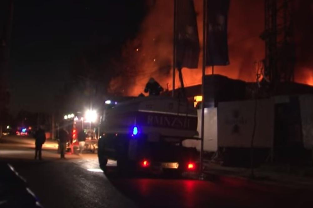 (VIDEO) CRNI DIM SE NADVIO NAD CELOM TIRANOM: Ogromna vatra progutala magacin na periferiji grada! Eksplozija digla sve na noge!