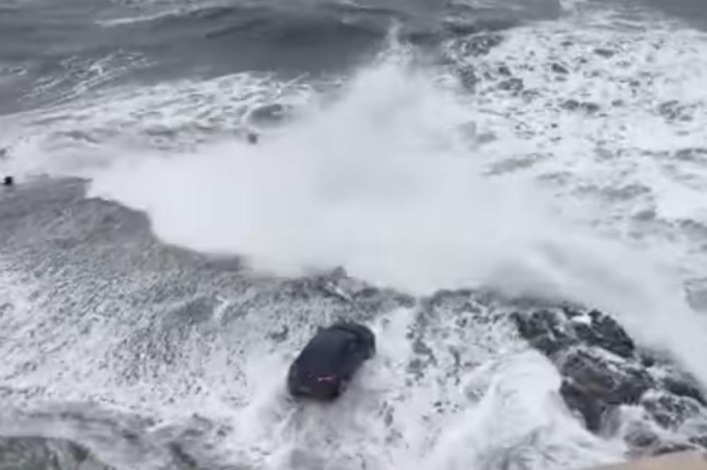 (VIDEO) CRNOGORAC NIJE ZNAO ŠTA GA JE SNAŠLO: Dovezao se kolima tik uz more da ispozira, talasi ga umalo POTOPILI!