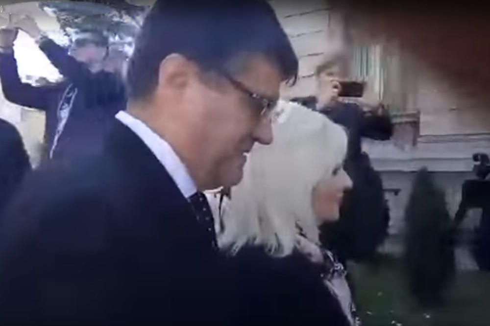 (VIDEO) NIŠLIJE NEZADOVOLJNE ZBOG AERODROMA: Ministarku Mihajlović dočekali zvižducima ispred Gradske kuće u Nišu