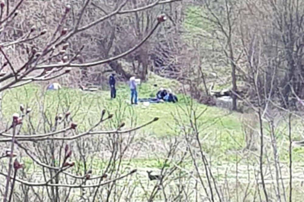 (FOTO) HOROR U SREMČICI: Nađen mrtav čovek u šumi!